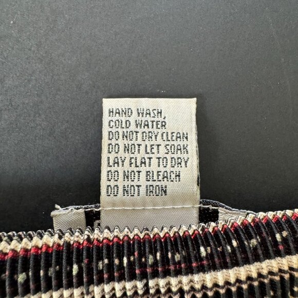 Le Pleat Sleeveless Top - Picture 4 of 4